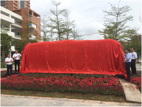 李壽坤、王杰兩位校友及彭紅圃、謝東為校訓石揭幕.png
