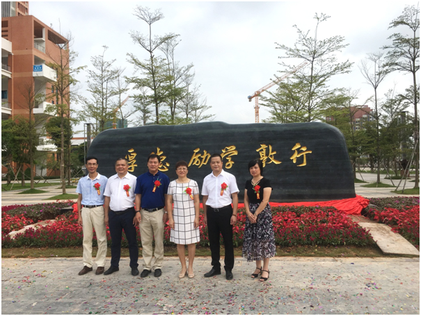 李壽坤、王杰與時任老師合影.png